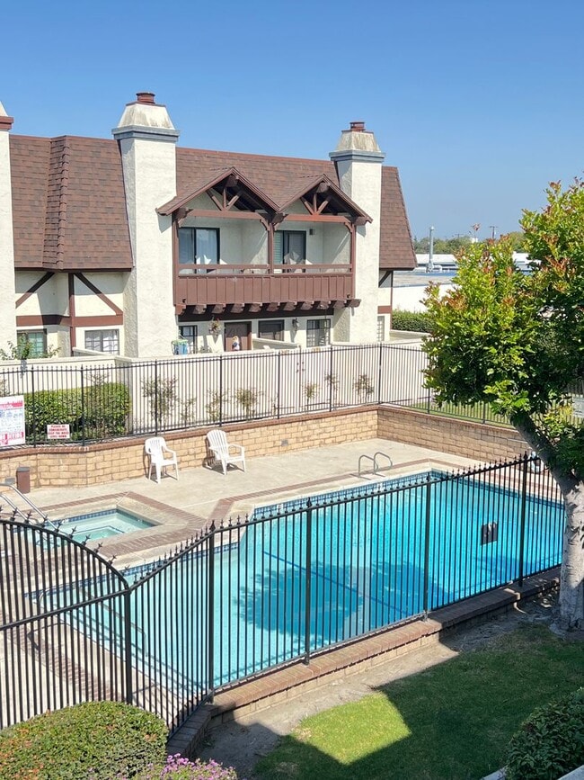 Building Photo - Spacious Two Bedroom Townhouse in Torrance...