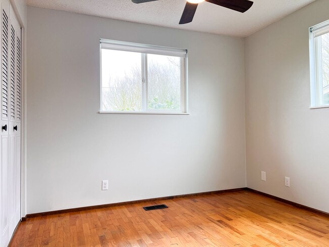 Building Photo - 4BD/2BA SUBURBAN HOME IN COBURG