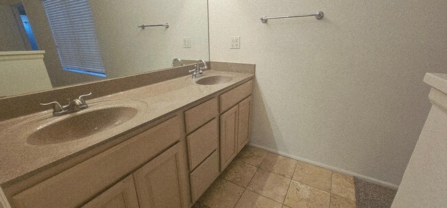 Building Photo - 333 E Lilac Dr