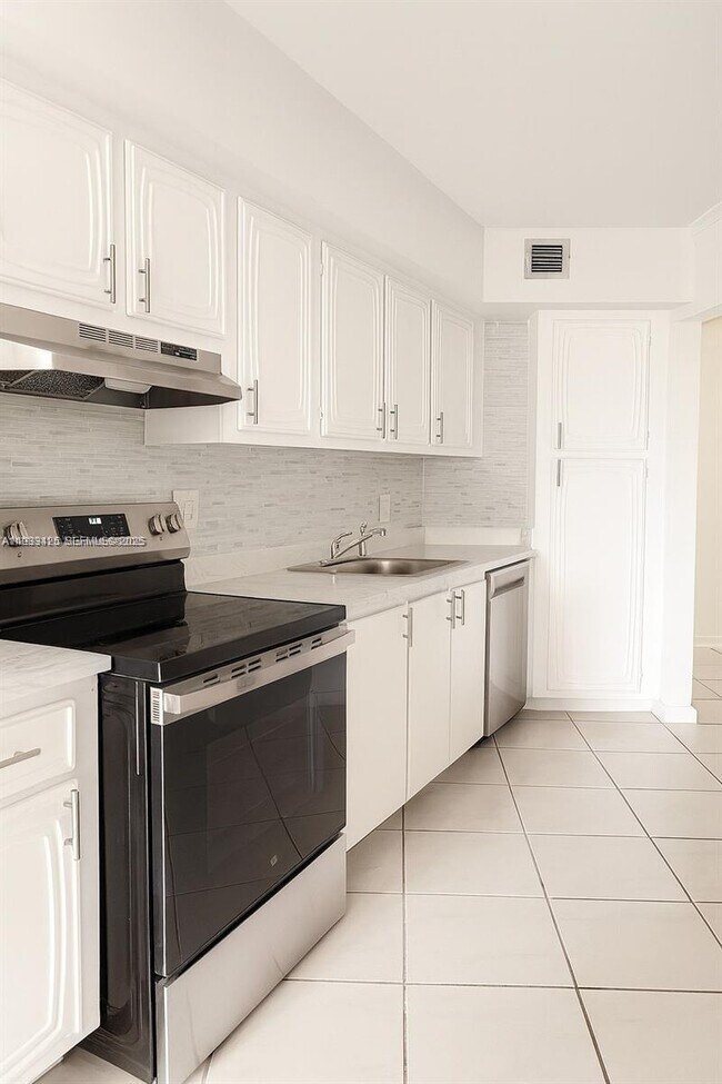 Building Photo - 6921 Environ Blvd