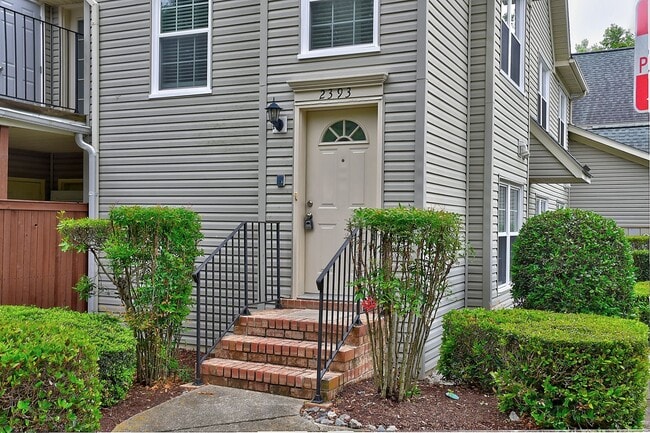 Building Photo - 2393 London Pointe Dr
