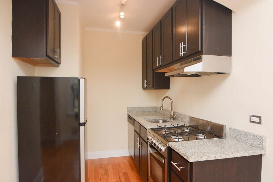 Building Photo - 4740 N Hermitage Ave