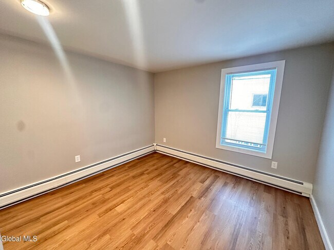 Building Photo - 23 River St