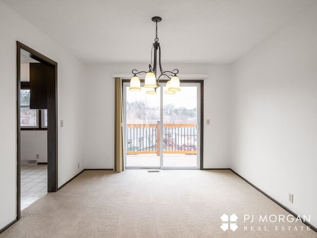 Building Photo - 3 Bed 3 Bath Duplex - Available now