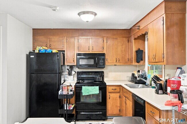 Building Photo - 12 Town House Ln