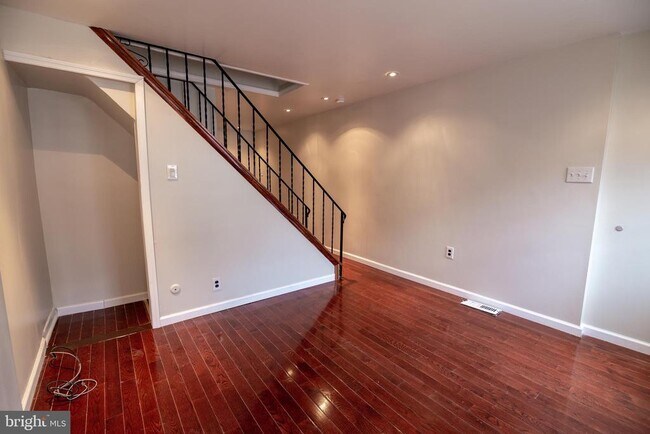 Building Photo - 166 Sigel St