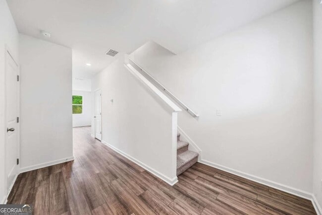 Building Photo - 102 Saginaw Ct