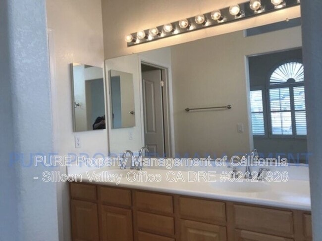 Building Photo - 587 Skypark Dr