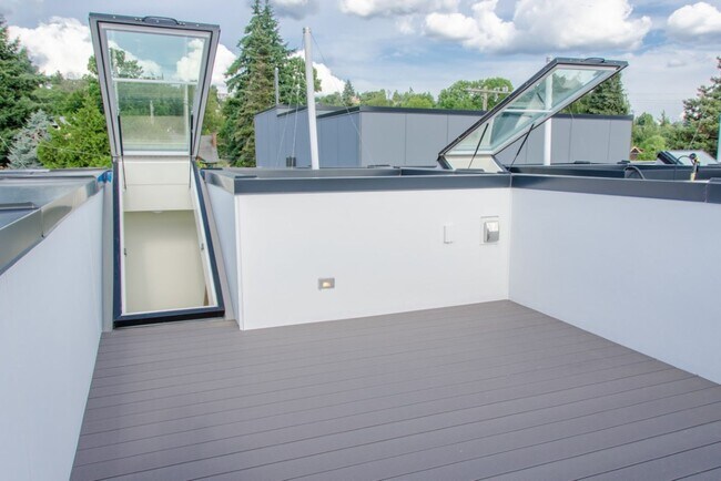 Building Photo - 2Bd/2Ba Seattle Townhouse