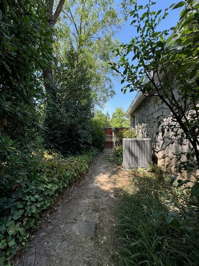 Building Photo - NEWLY RENOVATED 3 BED, 3 BATH ONE STORY HO...