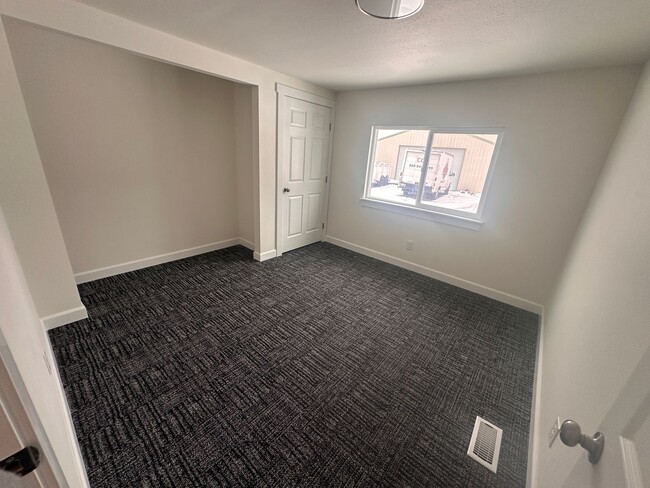 Building Photo - Remodeled and spacious home in Burbank