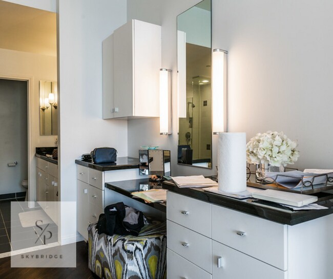 Building Photo - "Luxurious 2-Bedroom Furnished Condo with Scenic Views & Pool at 1100 Wilshire!"