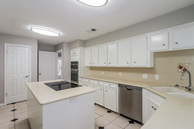 Building Photo - 928 Victoria Dr