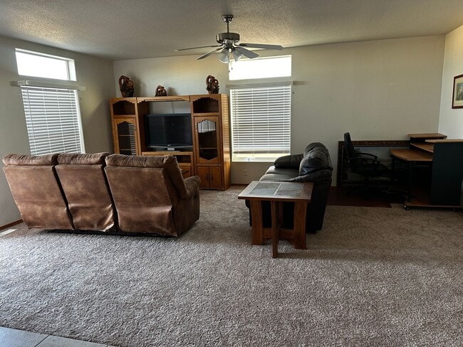 Building Photo - Fully furnished Rental Available Now