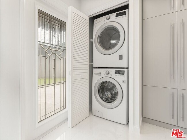 Building Photo - 419 S Almont Dr