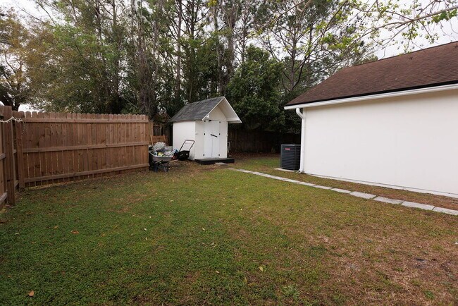 Building Photo - Beautifully updated 3 bedroom 2 bath home in Orange Park .