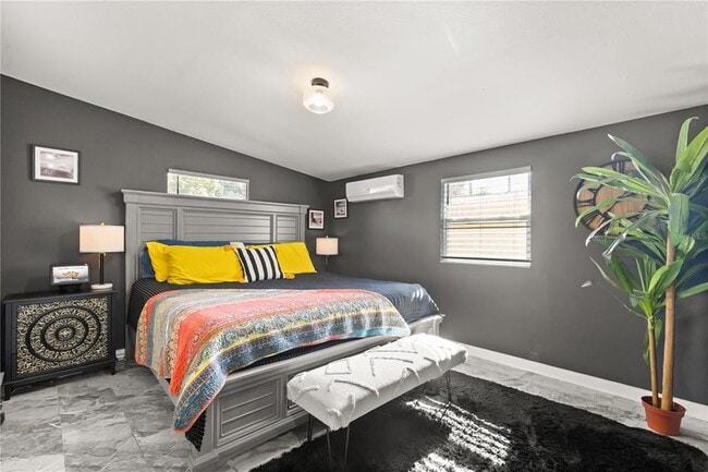 Building Photo - 5611 S Sheridan Rd