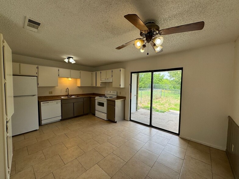 Building Photo - 2515 Bermuda Dr