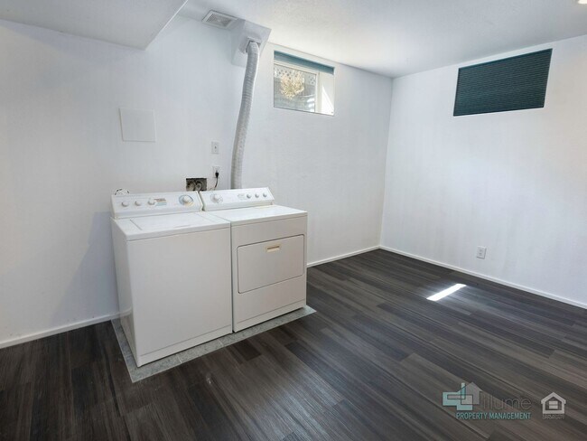 Building Photo - West Linn Single Family 3 Bd/2.5 Bth w/ Ba...