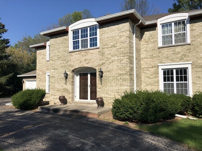 Primary Photo - 630 W Briar Ln