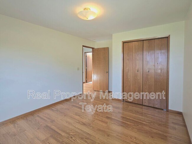 Building Photo - 338 W King Tut Rd
