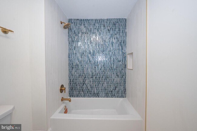 Building Photo - 717 Miller St