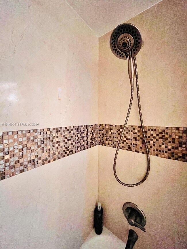 Building Photo - 2500 Parkview Dr