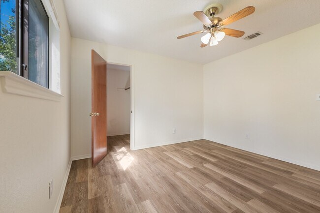 Building Photo - Holly Springs