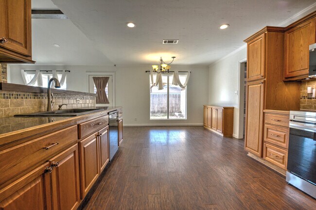 Building Photo - 815 7th St