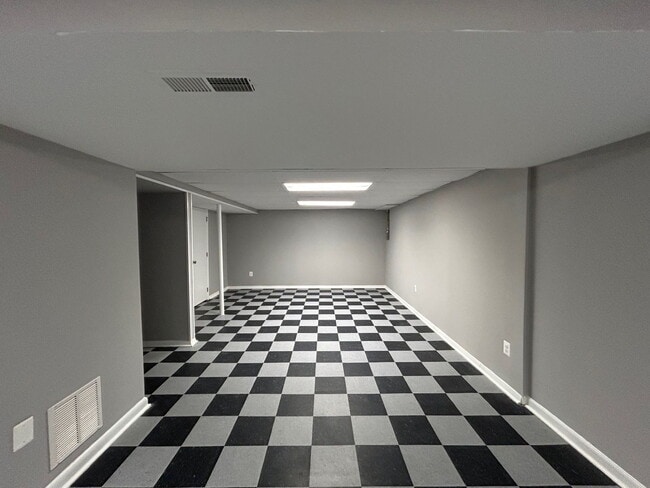 Building Photo - Move-in ready
