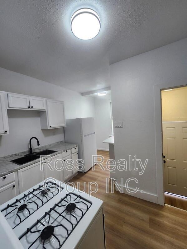 Building Photo - 653 Oswald St