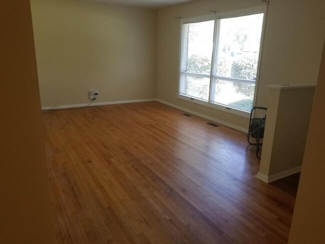 Building Photo - 402 N. Mitchner Ave