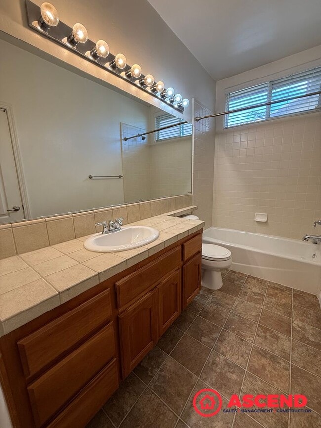 Building Photo - ** Move In Special! **Charming Home in Olive Dr Area!