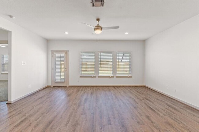 Building Photo - 29318 Hoelzen Holw Dr