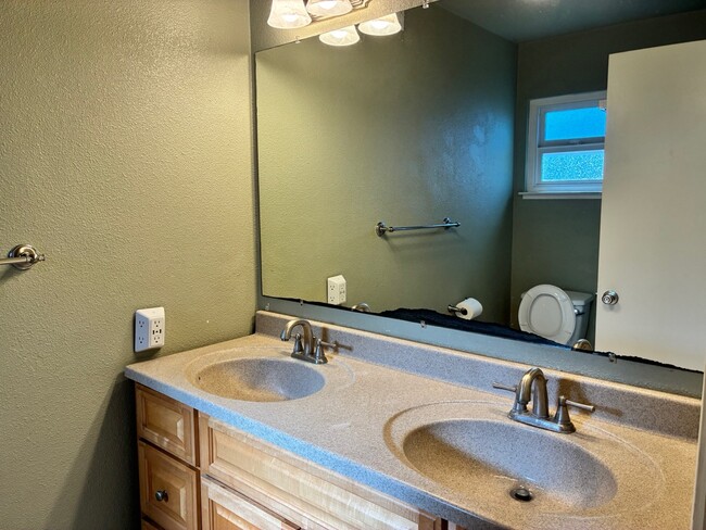 Building Photo - 3236 Rosemont Dr