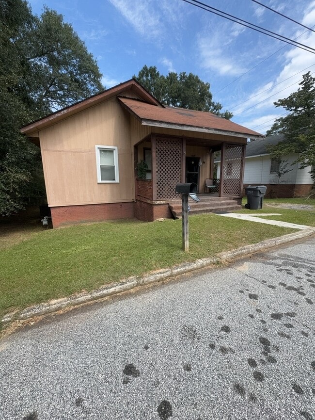 Building Photo - 2 Bedroom 1 bathroom