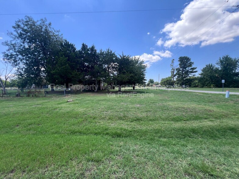 Building Photo - 204 Wolf Ln