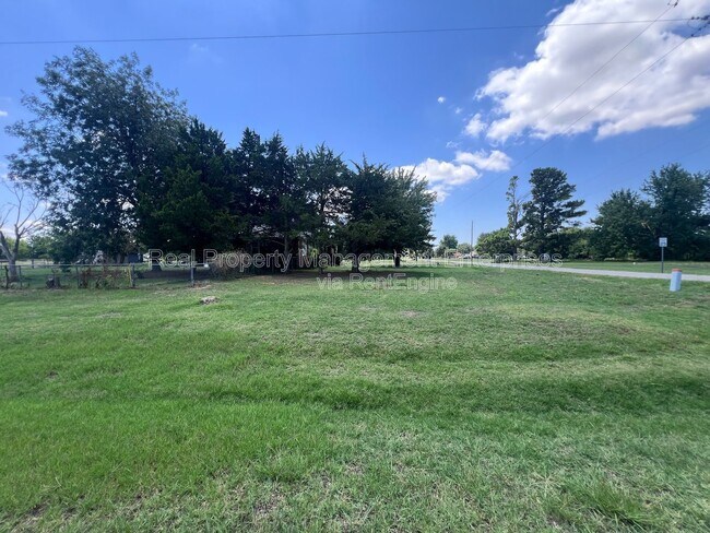 Building Photo - 204 Wolf Ln