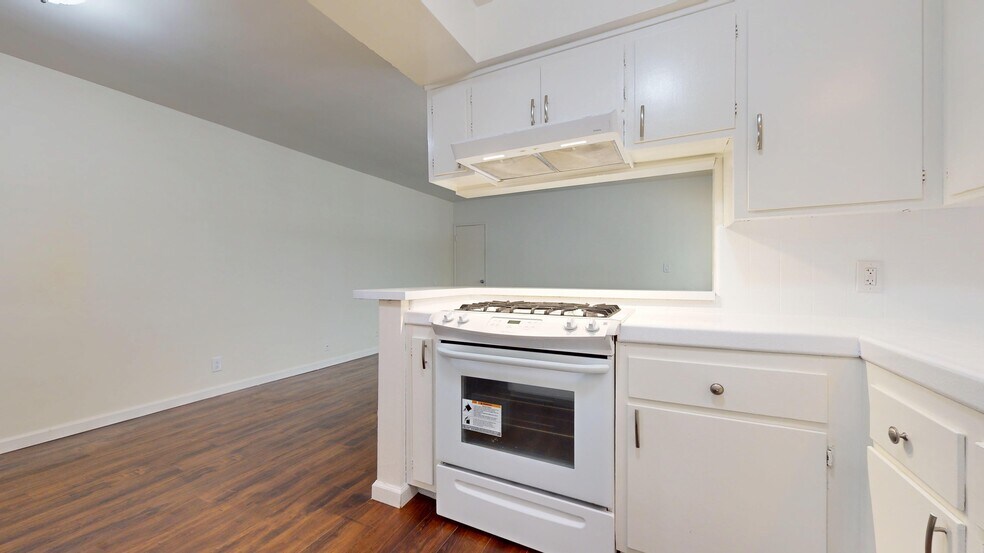 Building Photo - 2407 Ruhland Ave