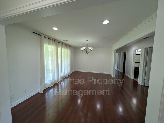 Building Photo - 4626 S Maplewood Ave
