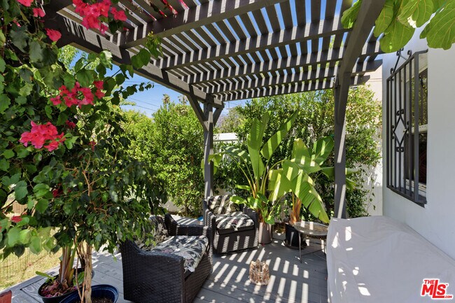 Building Photo - 537 N Poinsettia Pl
