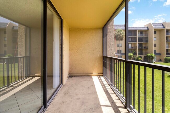 Building Photo - 2820 Tennis Club 204 Dr