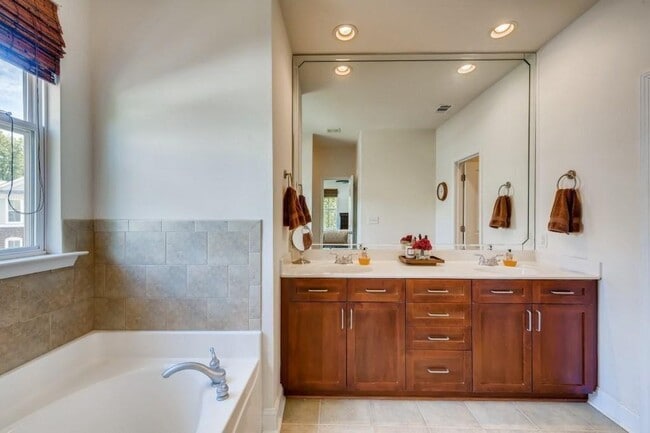 Building Photo - 6001 Brookside Oak Cir