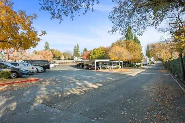 Building Photo - "Spacious 3-Bed Condo with 2 Baths in Citr...
