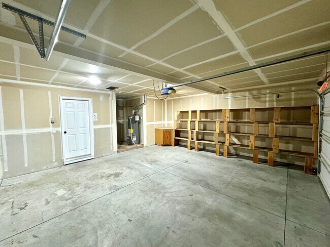 Building Photo - Spacious 5-Bedroom Home with 3-Car Garage in Nampa
