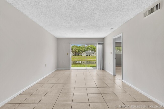 Building Photo - 1020 Lake Victoria Dr