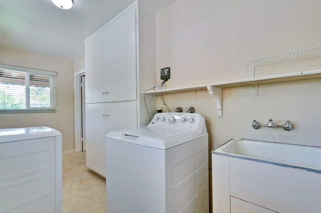 Building Photo - Midcentury Willow Glen Charmer ~ Close to ...