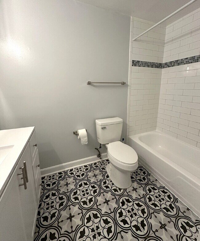 Building Photo - LEASE PENDING! Second Floor Condo in Reisterstown