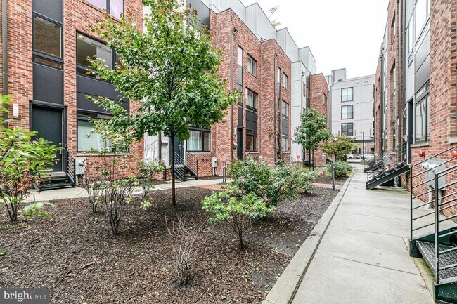 Building Photo - Northern Liberties Townhome with Parking
