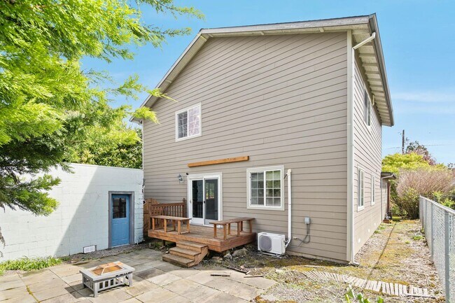 Building Photo - Unique, spacious 4-bdrm/3-bath Craftsman w/ lots of character. Bonus room, near Alberta District!